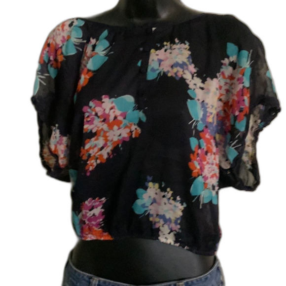Cute Blouse!!! - Picture 1 of 3